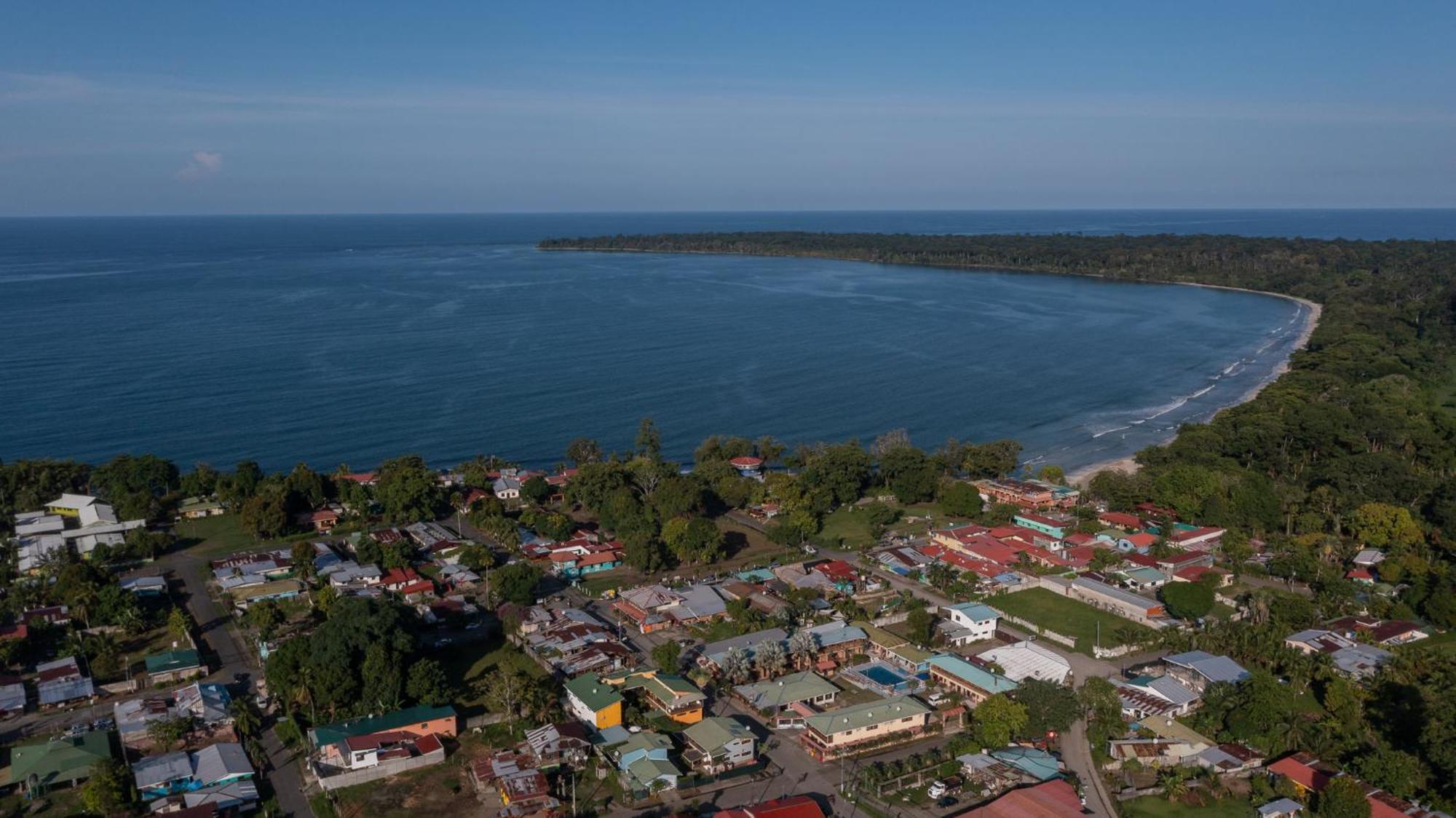 Namaitami Casa Hermosa Con Ac Y Piscina A Solo 650 Metros Del Parque Nacional Cahuita Exterior photo