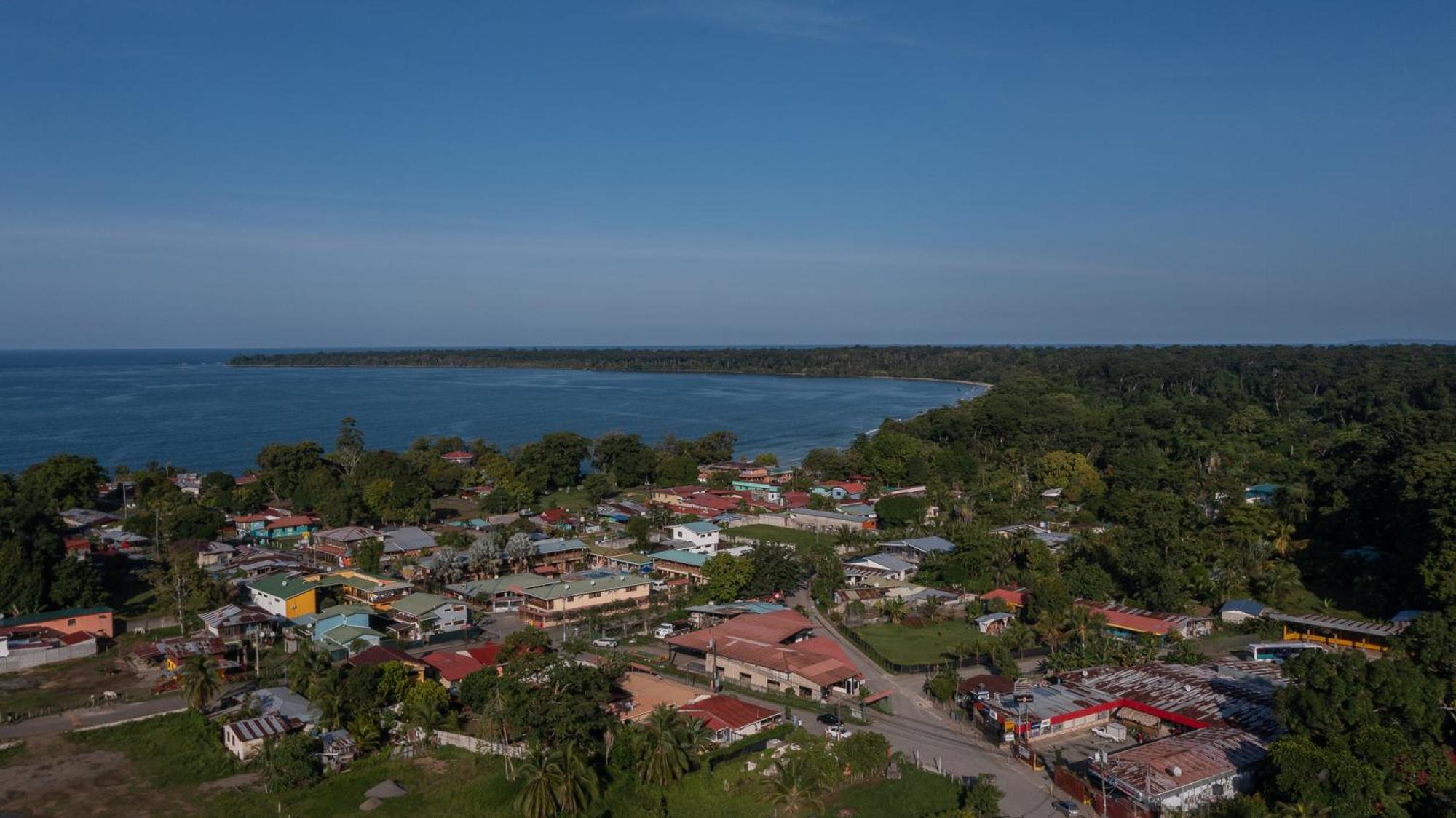 Namaitami Casa Hermosa Con Ac Y Piscina A Solo 650 Metros Del Parque Nacional Cahuita Exterior photo